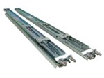 Para metalowych szyn montażowych serwera Fujitsu ułożonych równolegle, z widocznym mechanizmem wysuwanym i zaczepami.
