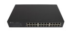 Przedni panel switcha TP-Link z 24 portami RJ45 w czarnej metalowej obudowie, widok z lekkiego skosu z góry.