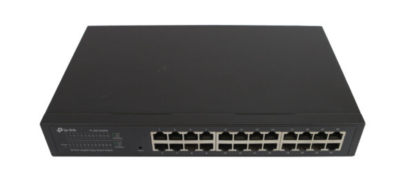 Przedni panel switcha TP-Link z 24 portami RJ45 w czarnej metalowej obudowie, widok z lekkiego skosu z góry.