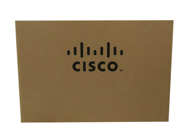 Zamknięte, brązowe pudełko kartonowe z logo Cisco pośrodku wieczka, widok z góry.