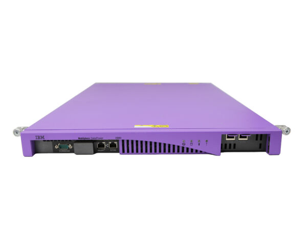 Przedni panel fioletowej obudowy serwera IBM montowanego w szafie rack, z portami i uchwytami montażowymi po bokach.