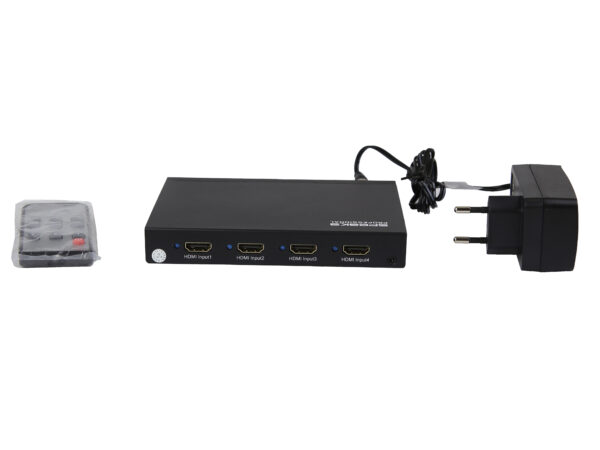 Przełącznik HDMI z czterema portami wejściowymi i jednym wyjściowym, obok pilot zdalnego sterowania i zasilacz sieciowy.