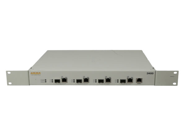 Przedni panel kontrolera Aruba 3400 z uszami montażowymi do szafy rack i kilkoma portami RJ45 oraz SFP.