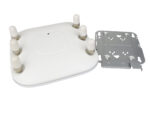 Access Point Cisco leżący spodem do góry z sześcioma antenami dookoła oraz osobny metalowy uchwyt montażowy obok.