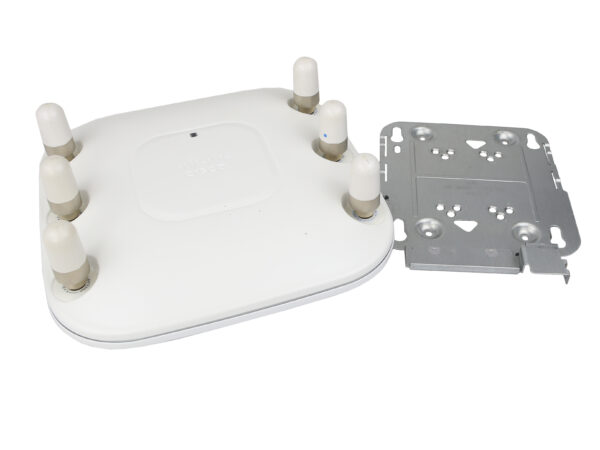 Access Point Cisco leżący spodem do góry z sześcioma antenami dookoła oraz osobny metalowy uchwyt montażowy obok.