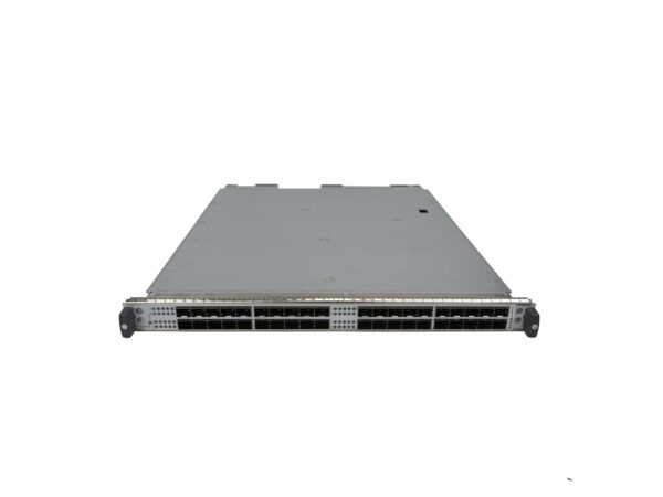 Widok z przodu i lekko z boku na moduł Juniper z rzędem 40 portów SFP w metalowej obudowie.