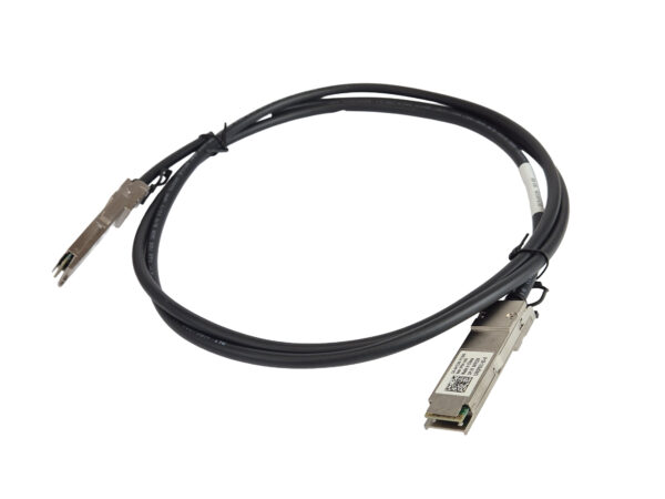 Kabel DAC z metalowymi wtyczkami QSFP+ na obu końcach, zwinięty czarny przewód ułożony na białym tle.