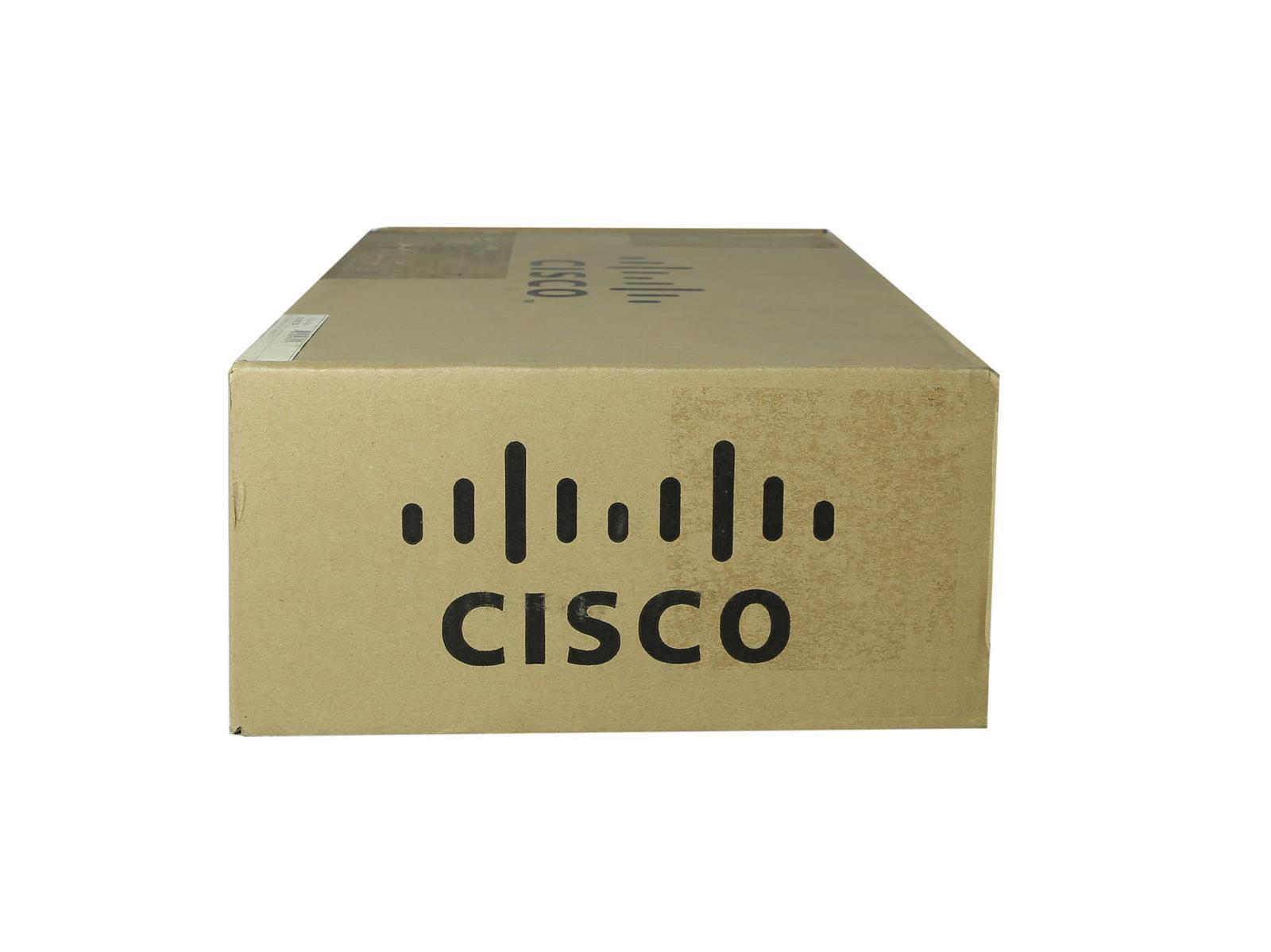 Zamknięte oryginalne kartonowe pudełko z logo Cisco, widoczna naklejka z etykietą na górnej krawędzi.