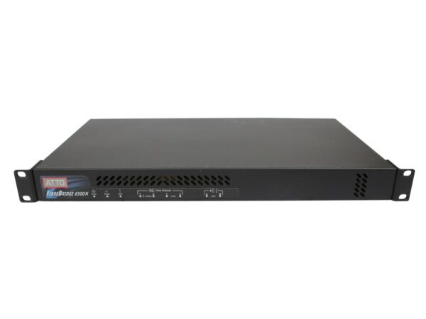 Obudowa rack 1U mostu ATTO FireBridge 6500N widziana z przodu pod kątem, z portami i uszami montażowymi.