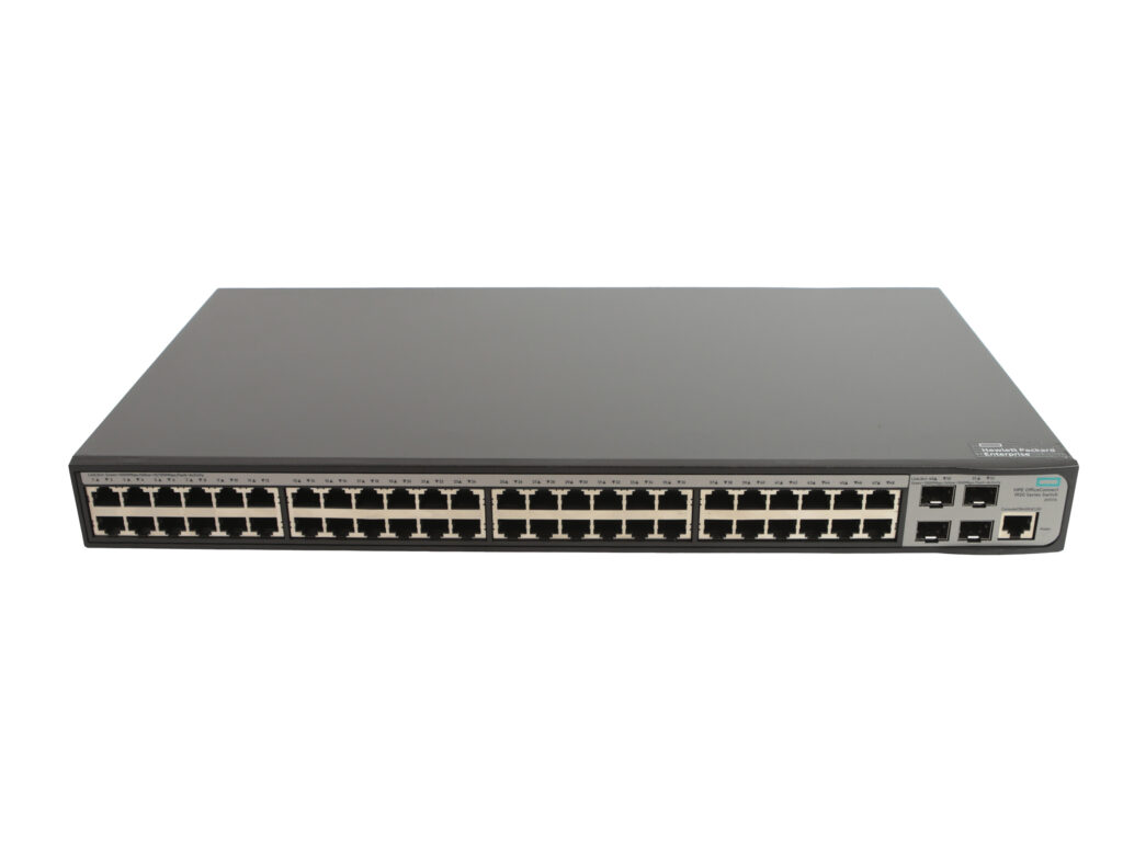 Przedni panel switcha HPE z czterema rzędami portów RJ45 oraz czterema slotami SFP po prawej stronie.