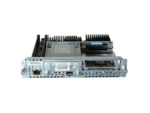 Moduł serwisowy Cisco SM-SRE-910-K9 pod kątem z góry, widoczny radiator, panel portów i etykiety na obudowie.