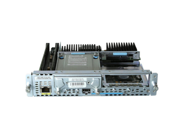 Moduł serwisowy Cisco SM-SRE-910-K9 pod kątem z góry, widoczny radiator, panel portów i etykiety na obudowie.