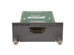 Moduł stakujący Netgear AX742 z widocznym złączem stack i dwiema śrubami mocującymi po bokach obudowy.