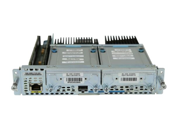 Moduł Cisco SM-SRE-710-K9 z przodu, widoczne dwa radiatory chłodzące, port Ethernet i porty USB na panelu