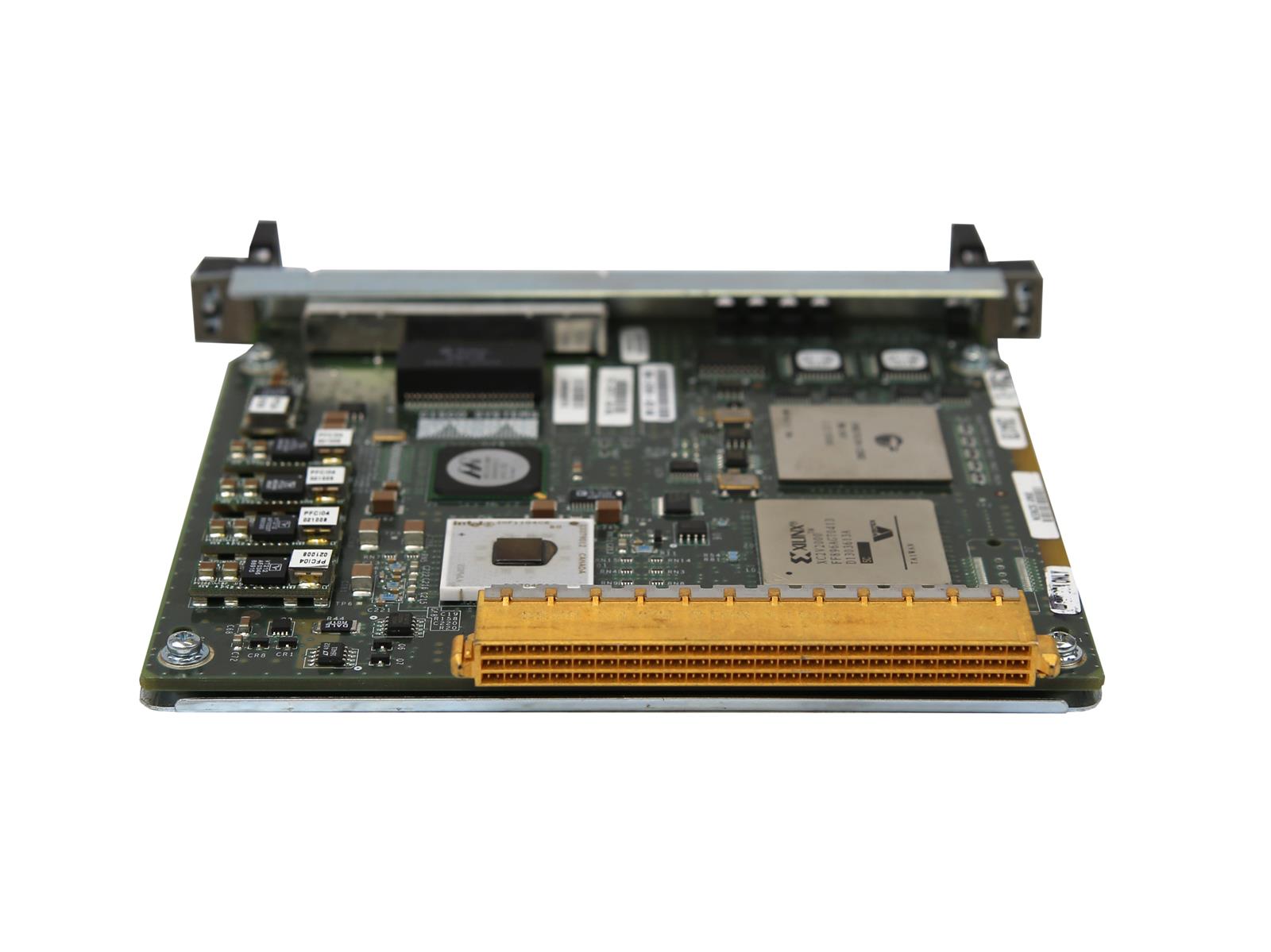 Moduł Cisco SPA-4FE-7304 pod kątem z boku, widoczne cztery porty RJ-45 i złote styki złącza na krawędzi płyty.