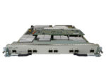 Moduł Juniper EX8200-8XS z widocznymi ośmioma slotami SFP+ i płytą główną z układami widoczną od góry.