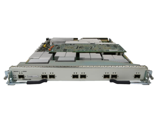 Moduł Juniper EX8200-8XS z widocznymi ośmioma slotami SFP+ i płytą główną z układami widoczną od góry.