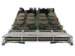 Karta liniowa Cisco Nexus z rzędem 48 portów SFP+ na przednim panelu i widocznymi układami elektronicznymi od góry.