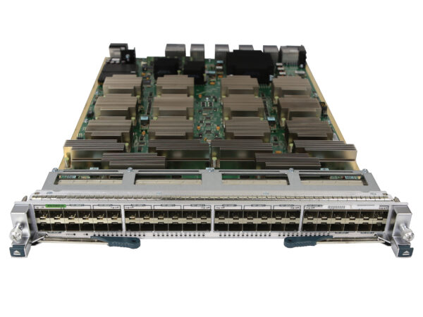Karta liniowa Cisco Nexus z rzędem 48 portów SFP+ na przednim panelu i widocznymi układami elektronicznymi od góry.
