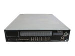 Przedni panel urządzenia TippingPoint z rzędami portów RJ45 i SFP oraz małym wyświetlaczem LCD po prawej stronie.