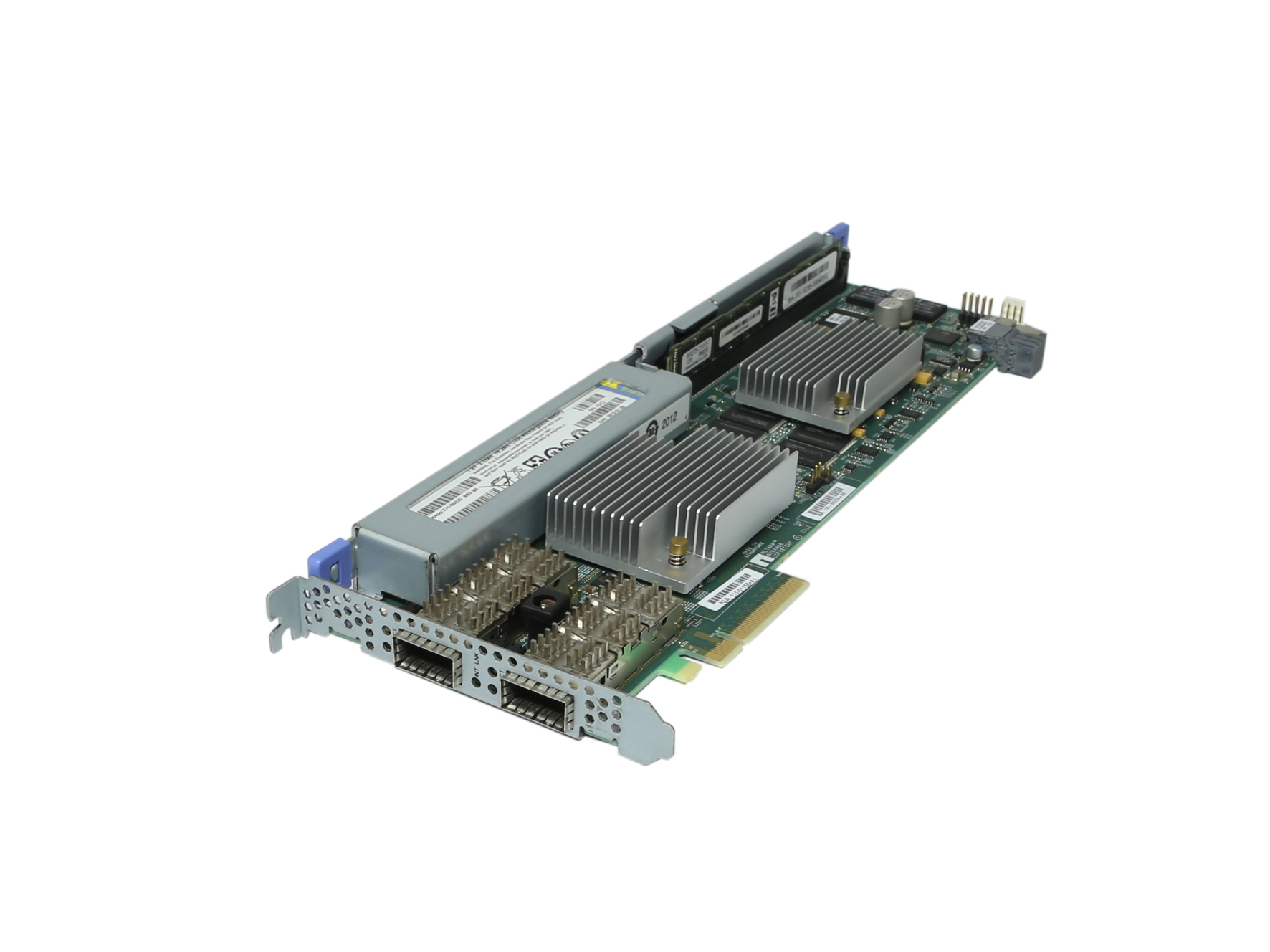 Karta sieciowa NetApp z radiatorem chłodzącym i dwoma portami QSFP+ na wsporniku PCIe, widok pod kątem.