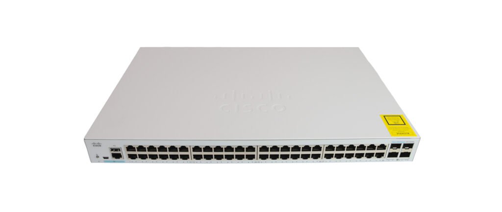 Przedni panel switcha Cisco z widocznym rzędem 48 portów RJ45 i czterema slotami SFP+, obudowa w dobrym stanie.