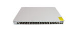Przedni panel switcha Cisco z widocznym rzędem 48 portów RJ45 i czterema slotami SFP+, obudowa w dobrym stanie.