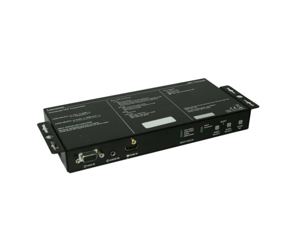 Czarna metalowa obudowa nadajnika Lightware z uchwytami montażowymi, widoczne złącze VGA i naklejki opisowe na górze.