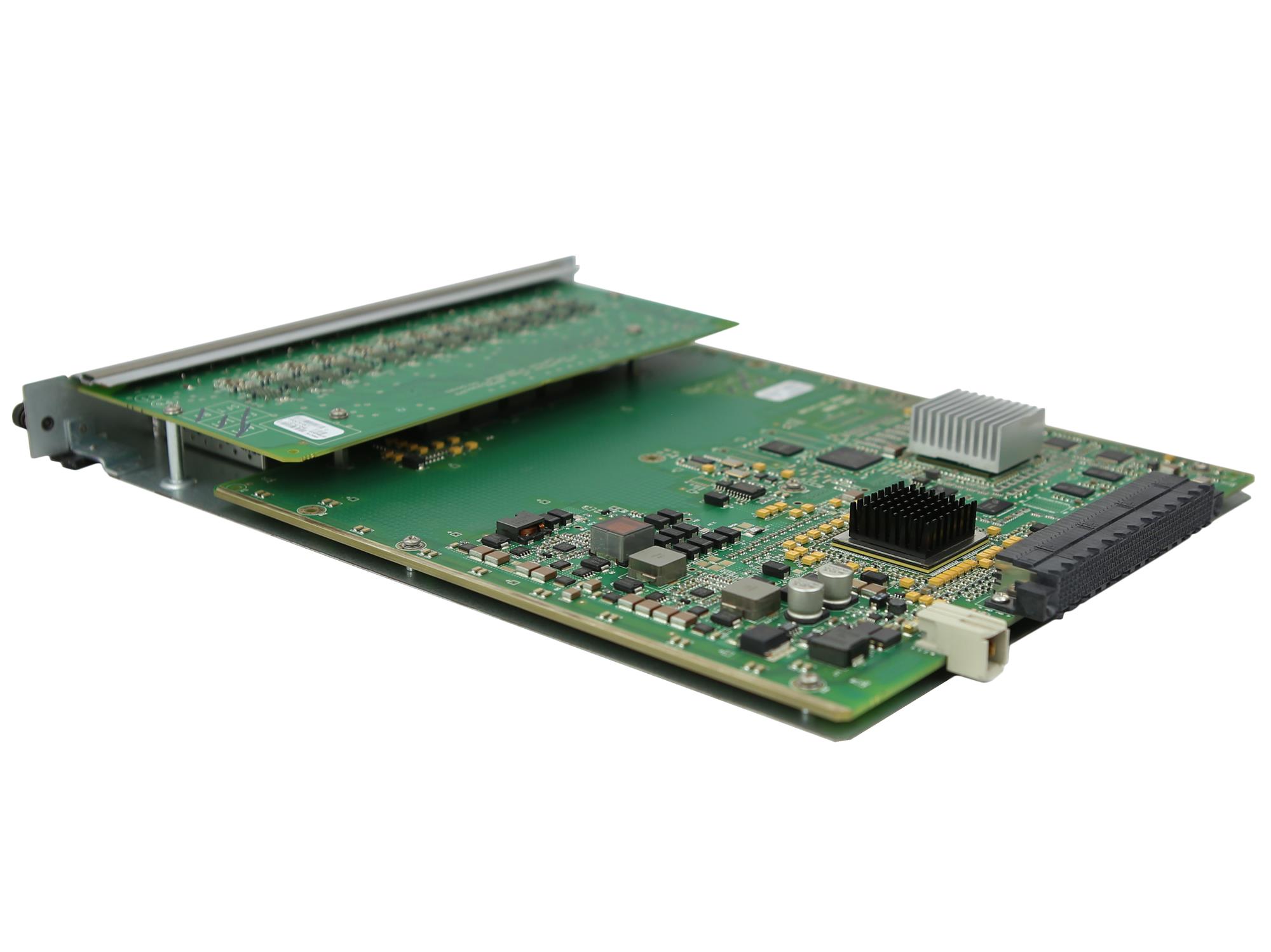 Karta modułu OS9-GNI-U24 z widoczną zieloną płytką PCB, radiatorem i rzędem portów SFP z boku.
