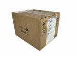 Zamknięte oryginalne kartonowe pudełko Cisco z logo producenta i naklejką z danymi produktu na boku.
