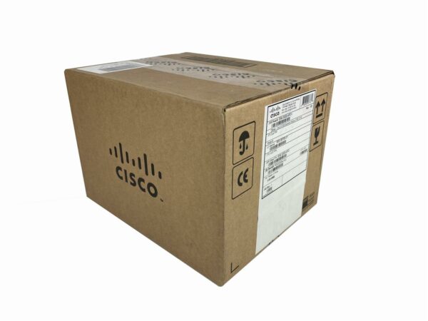 Zamknięte oryginalne kartonowe pudełko Cisco z logo producenta i naklejką z danymi produktu na boku.
