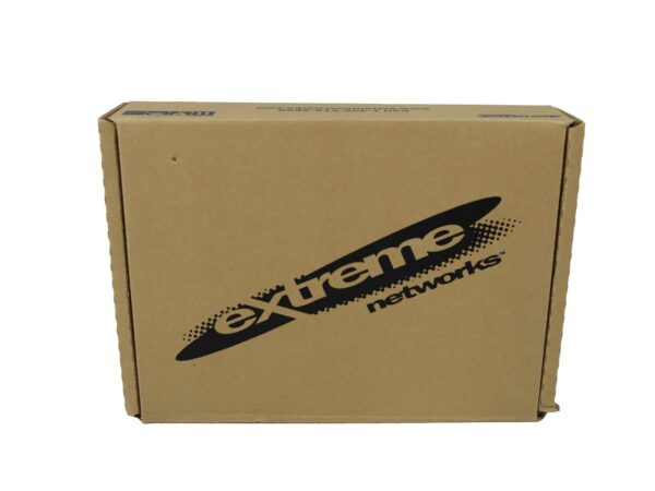 Zamknięte pudełko kartonowe z czarnym logo Extreme Networks, widok z przodu pod niewielkim kątem.