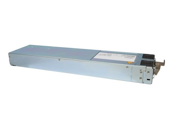 Podłużny modularny zasilacz serwerowy Cisco w metalowej srebrnej obudowie, ujęcie z boku pod kątem z widoczną etykietą.