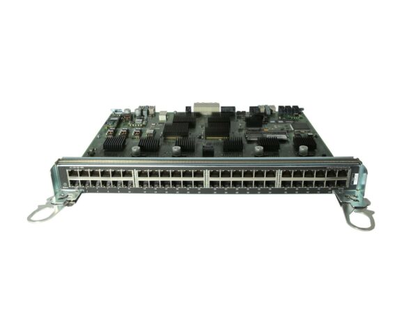 Karta liniowa Dell z 48 portami RJ45 w rzędzie oraz odsłoniętą płytą elektroniczną powyżej, uchwyty montażowe po bokach.