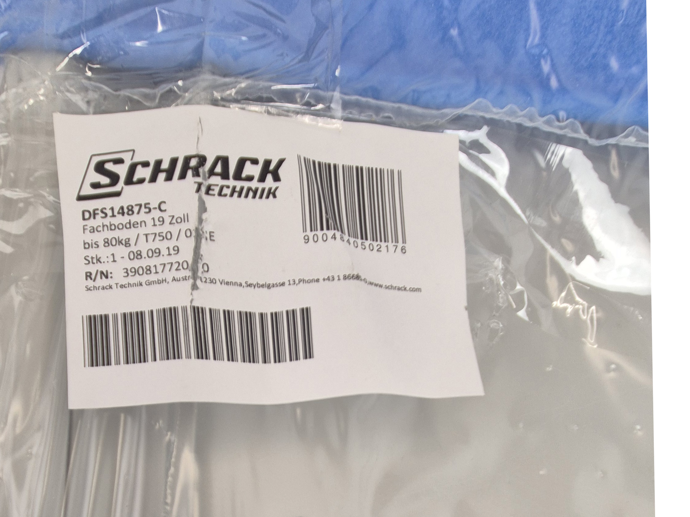 Zapakowana w foliową torbę półka rack Schrack Technik z naklejką z danymi produktu i kodem kreskowym.