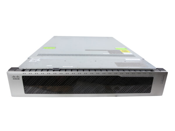 Przedni panel serwera Cisco w obudowie rack, widoczna kratka wentylacyjna i uchwyty montażowe po bokach.