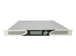 Przedni panel dekodera Ateme Kyrion DR8400 w obudowie rack 1U z wyświetlaczem LCD między dwiema perforowanymi kratkami wentylacyjnymi.