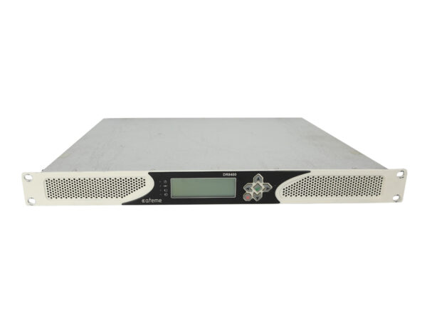 Przedni panel dekodera Ateme Kyrion DR8400 w obudowie rack 1U z wyświetlaczem LCD między dwiema perforowanymi kratkami wentylacyjnymi.