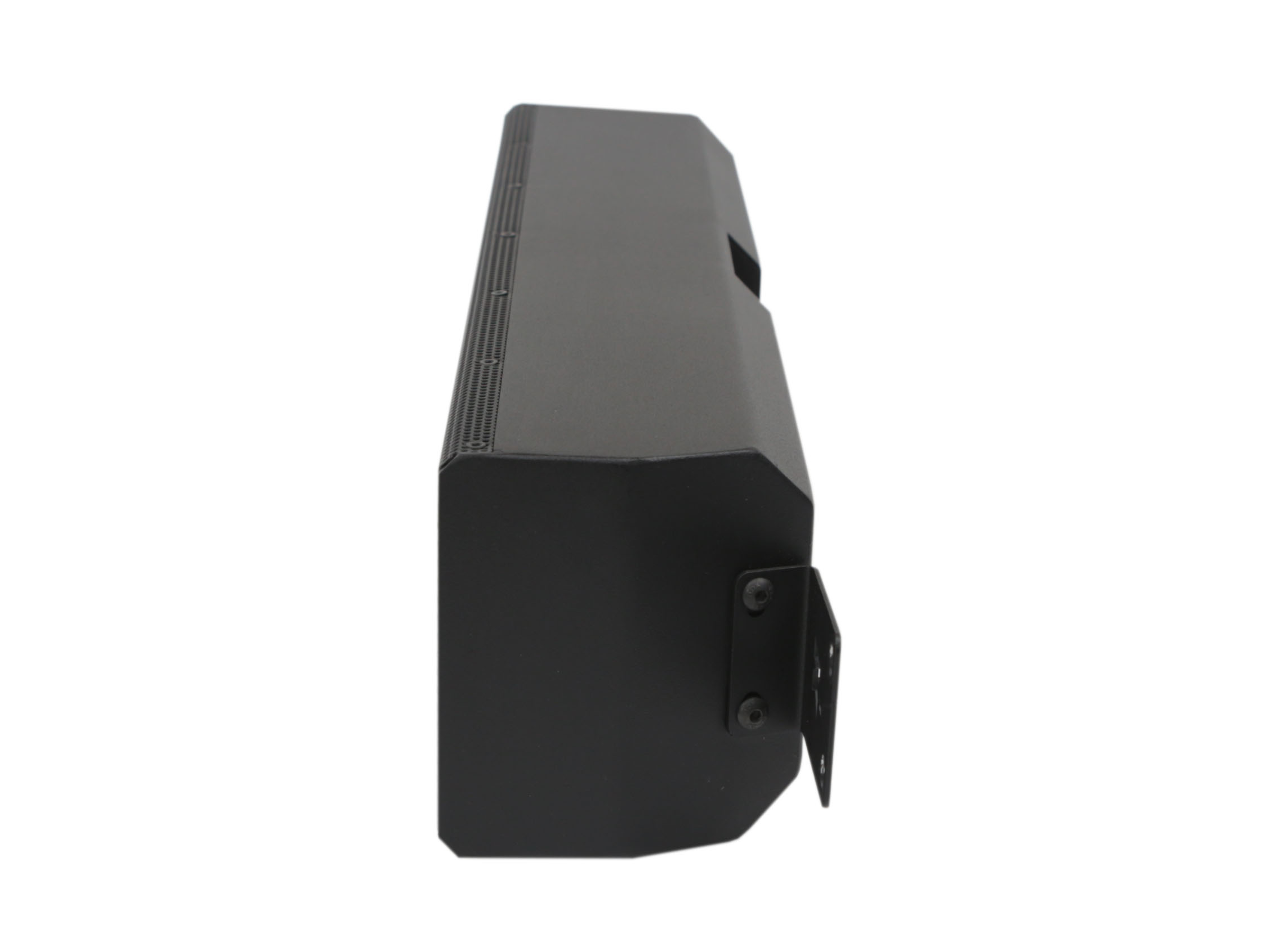 Głośnik subwoofer K-Array KU44 w czarnej podłużnej obudowie, widok z boku z uchwytem montażowym