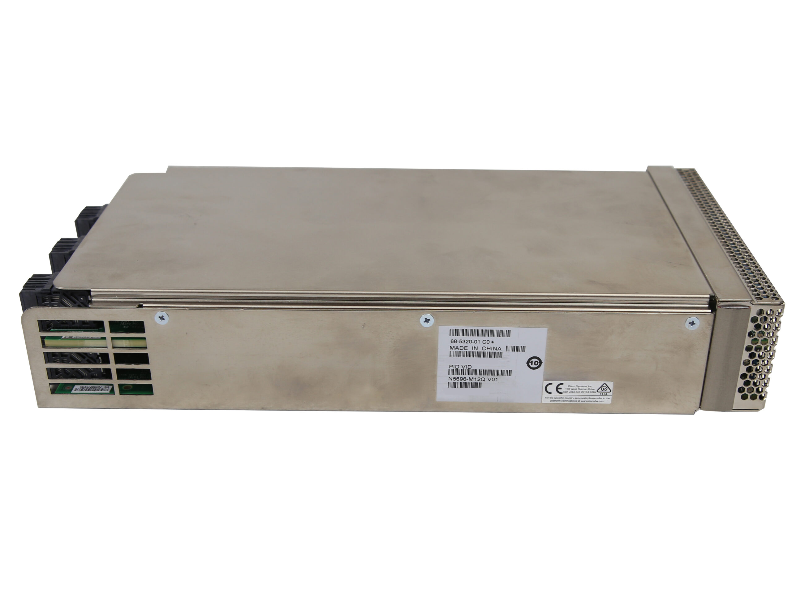 Moduł Cisco widoczny z boku, ukazujący metalową obudowę z otworami wentylacyjnymi i naklejką z opisem na górnej pokrywie.