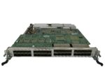 Moduł liniowy Juniper z widoczną płytą elektroniczną i rzędami licznych gniazd SFP+ z przodu obudowy.
