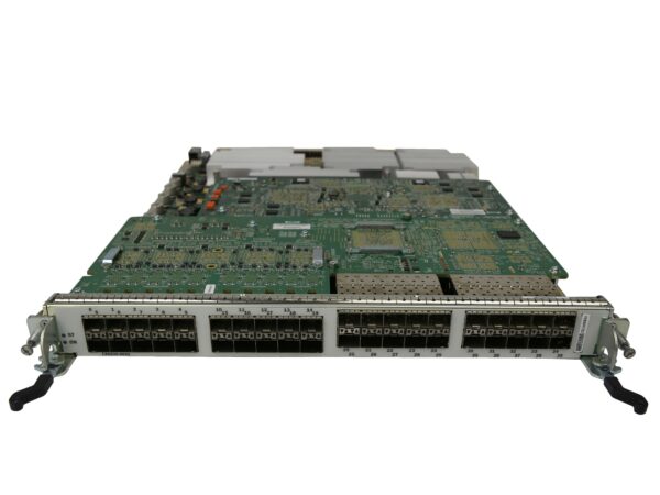 Moduł liniowy Juniper z widoczną płytą elektroniczną i rzędami licznych gniazd SFP+ z przodu obudowy.