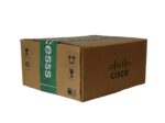 Zamknięty karton z logo Cisco i zieloną taśmą zabezpieczającą, widok pod kątem z boku.