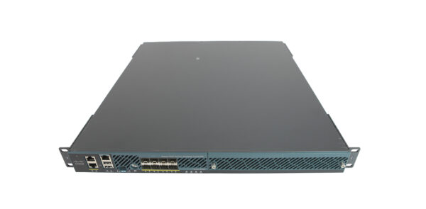 Kontroler Cisco widziany pod kątem z góry, przód z portami sieciowymi i uszami montażowymi do szafy rack.