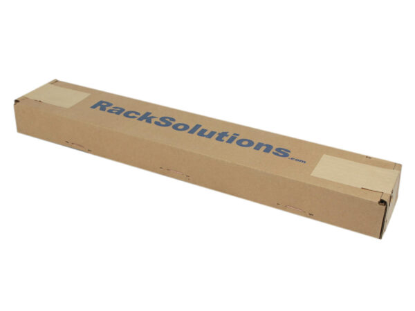 Zamknięte podłużne pudełko kartonowe z nadrukiem logo RackSolutions, opakowanie zestawu szyn serwerowych.