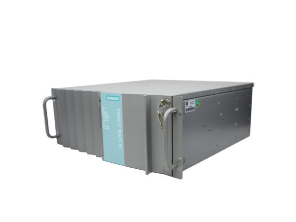 Obudowa przemysłowego komputera Siemens Simatic 4U w widoku pod kątem, z uchwytami montażowymi i panelem bocznym.