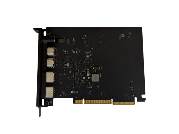 Karta rozszerzeń PCIe z widoczną płytką elektroniczną i czterema portami Thunderbolt po lewej stronie krawędzi.