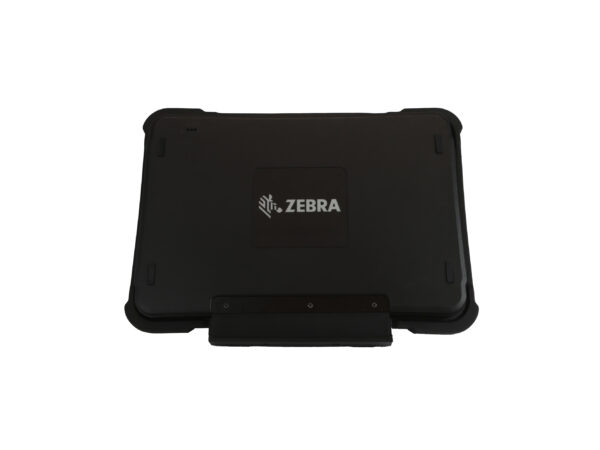 Tylna obudowa wzmocnionego tabletu Zebra z logo pośrodku i uchwytem montażowym na dole obudowy.