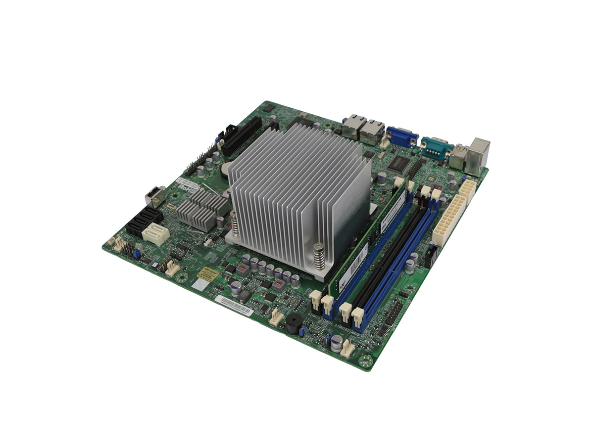 Płyta główna Supermicro z widocznym radiatorem chłodzącym procesor, slotami RAM i portami I/O na krawędzi.