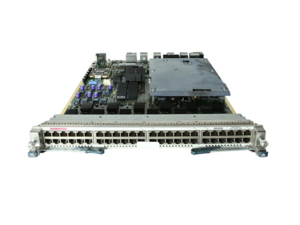 Moduł Cisco Nexus z rzędem 48 portów RJ45 na czołowej płycie i widoczną elektroniką od góry